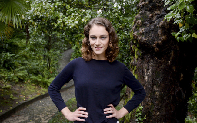 Обои картинки фото ariana labed, девушки, -unsort , брюнетки, темноволосые, деревья, парк, актриса, ariana, labed, свитер