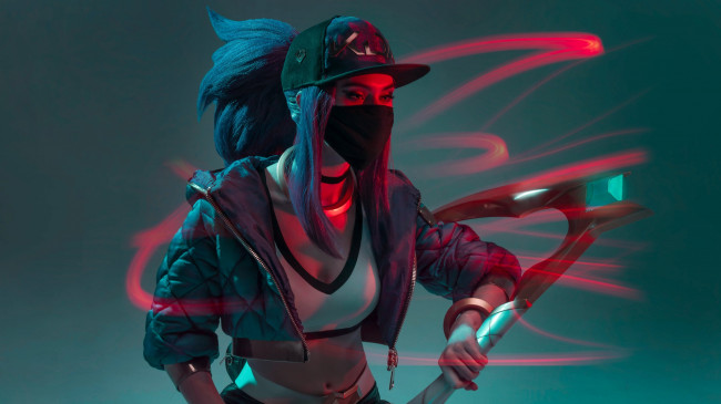 Обои картинки фото девушки, - креатив,  косплей, kda, костюм, свет, кепка, куртка, оружие