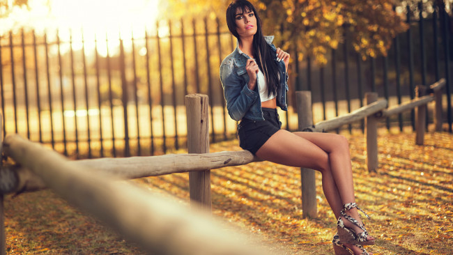 Обои картинки фото девушки, - брюнетки,  шатенки, брюнетка, куртка, босоножки, изгородь, осень