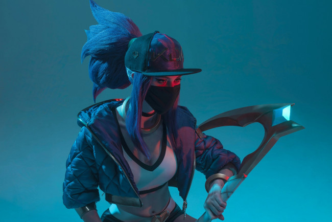 Обои картинки фото девушки, - креатив,  косплей, kda, костюм, свет, кепка, оружие