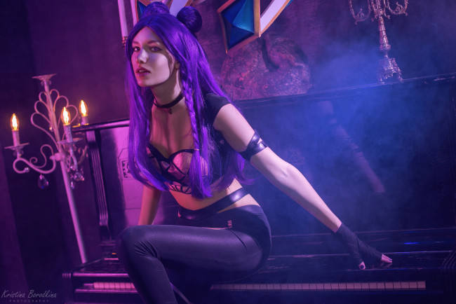 Обои картинки фото девушки, ника циммер, kda, костюм, свет, пианино, свечи, дым, ника, циммер, nika, cimmer