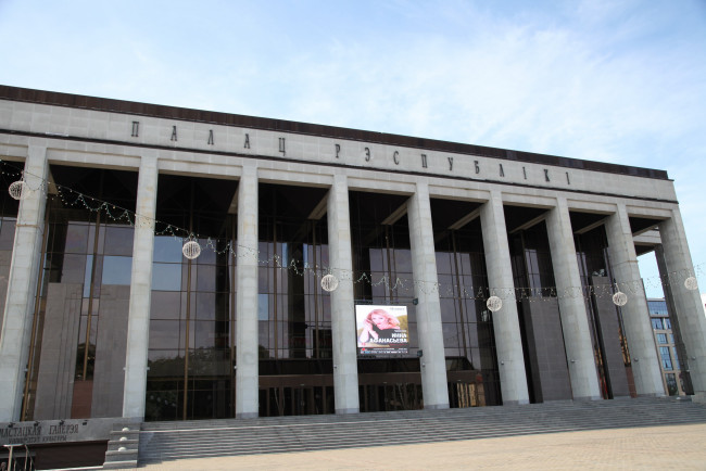 Обои картинки фото города, минск , беларусь, здание, колонны