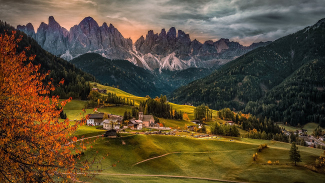 Обои картинки фото val di funes, santa maddalena, italy, города, валь-де-фюнес,  санта-маддалена , италия, val, di, funes, santa, maddalena