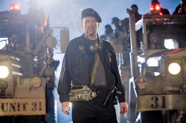 Обои картинки фото кино фильмы, planet terror, машины, люди, противогаз