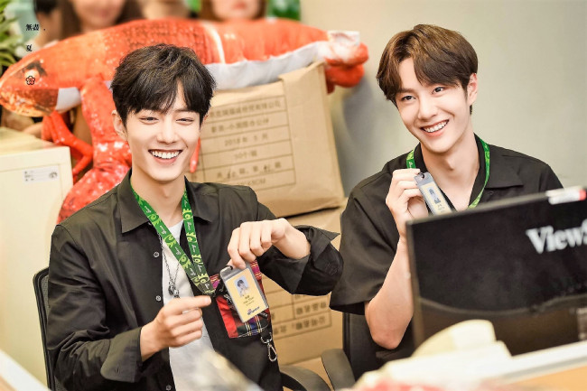 Обои картинки фото разное, знаменитости, ван, ибо, сяо, чжань, шоу, съемки