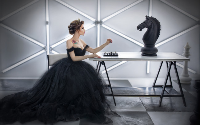 Обои картинки фото девушки, - креатив,  косплей, брюнетка, корона, шахматы, тату