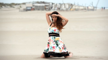 Картинка девушки -+брюнетки +шатенки шатенка платье песок