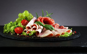 обоя еда, колбасные изделия, виноград, колбаса, ветчина, помидоры