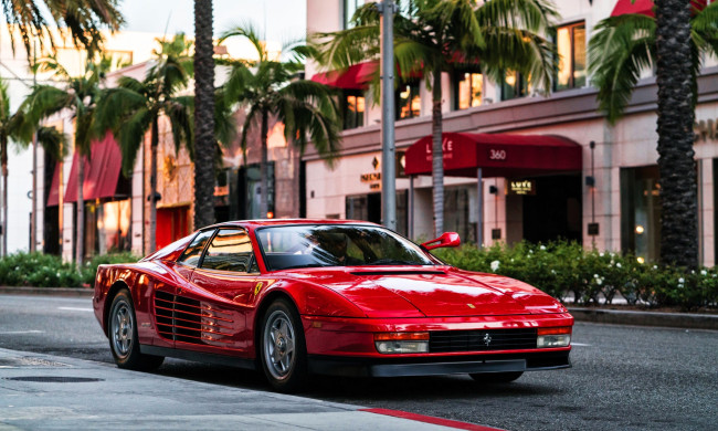 Обои картинки фото ferrari testarossa, автомобили, ferrari, красный, улица, город, здания, пальмы