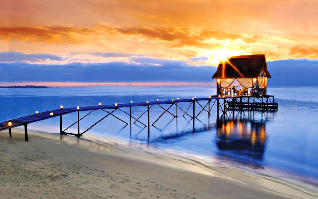 Обои картинки фото разное, сооружения,  постройки, море, закат, облака, берег, пляж, песок, мост, огни, строение