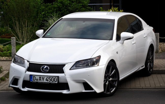 Обои картинки фото lexus gs, автомобили, lexus, белый, тротуар, сад