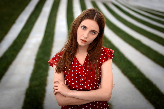 Обои картинки фото девушки, - рыжеволосые и разноцветные, рыжая, платье, поле