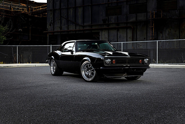 Обои картинки фото chevrolet camaro, автомобили, camaro, черный, площадка, забор, здания