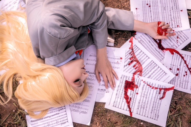 Обои картинки фото девушки, mari aisu, образ, косплей, костюм, форма, ноты, кровь