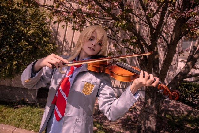 Обои картинки фото девушки, mari aisu, образ, косплей, костюм, форма, скрипка, деревья, забор