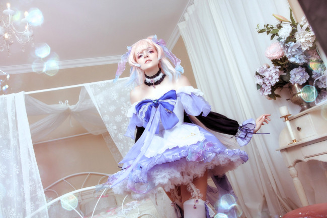 Обои картинки фото девушки, mari aisu, образ, косплей, наряд, костюм, платье, комната, цветы