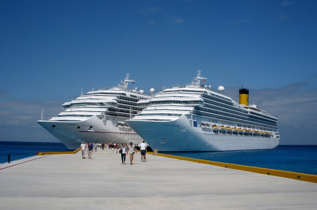 Обои картинки фото корабли, лайнеры, круиз, пристань, море, большой