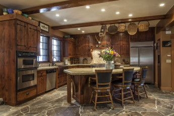 Картинка интерьер кухня корзины стол стулья