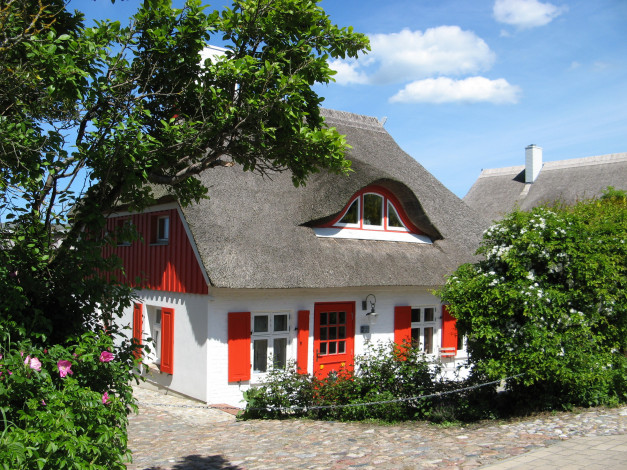 Обои картинки фото wustrow, германия, города, здания, дома, дом, ландшафт, деревья