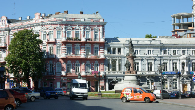 Обои картинки фото одесса, екатерининская, площадь, города, улицы, площади, набережные, автомобили, памятник, дома