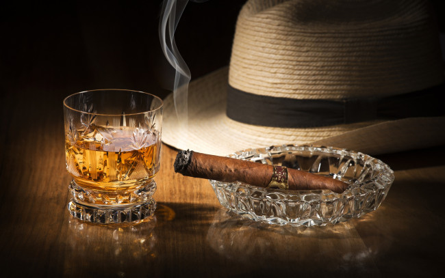 Обои картинки фото еда, напитки, стакан, виски, сигара, дым, шляпа, напиток, алкоголь
