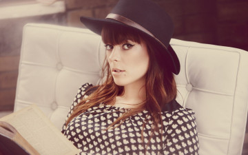 Картинка lenka+kripac музыка взгляд книга кресло шляпа девушка певица ленка крипач