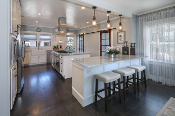 Картинка интерьер кухня стулья мебель фрукты светильники