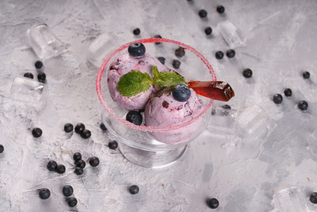 Обои картинки фото еда, мороженое,  десерты, десерт, шоколад, черника, ягода