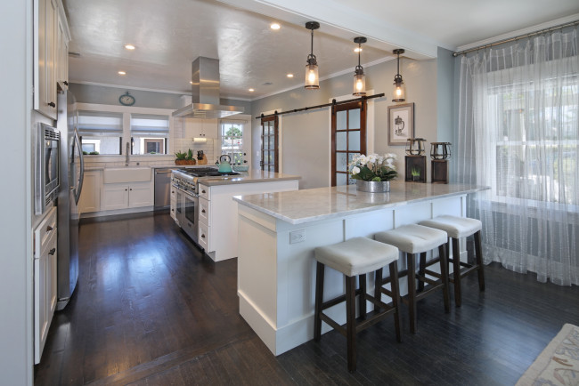 Обои картинки фото интерьер, кухня, стулья, мебель, фрукты, светильники