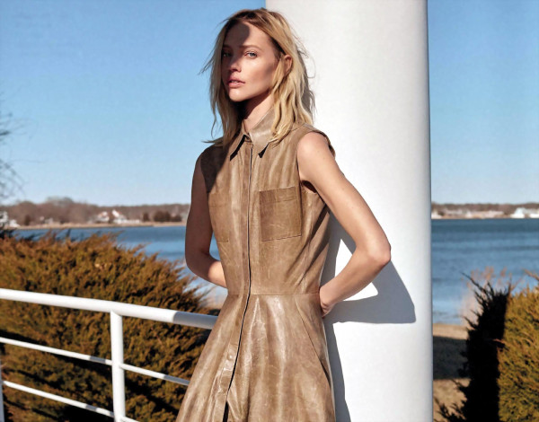 Обои картинки фото девушки, саша пивоварова, модель, блондинка, платье, столб, озеро