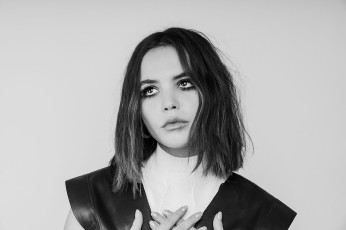 Картинка девушки bailee+madison черно-белая лицо