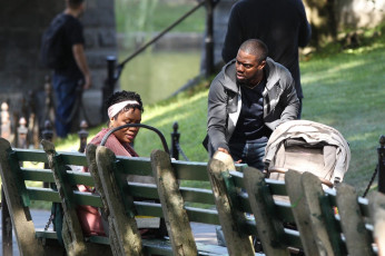 Картинка кино+фильмы fatherhood мужчина женщина скамейка