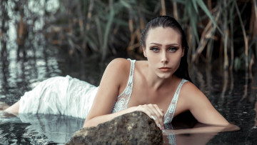 Картинка девушки -+брюнетки +шатенки брюнетка вода поза