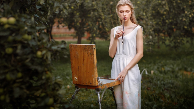 Обои картинки фото девушки, - блондинки,  светловолосые, сад, блондинка, мольберт, художница