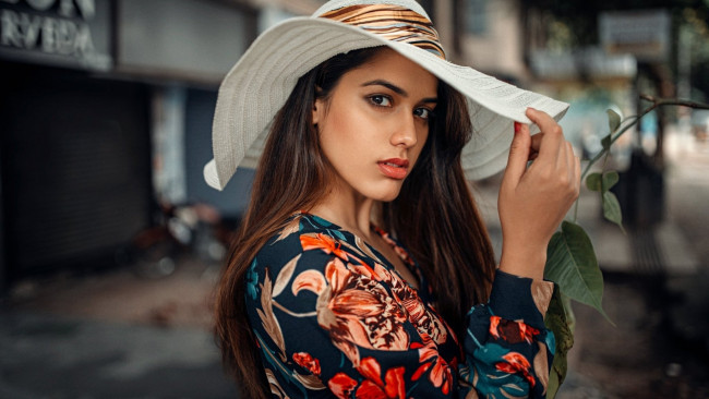 Обои картинки фото девушки, - лица,  портреты, шляпа, взгляд