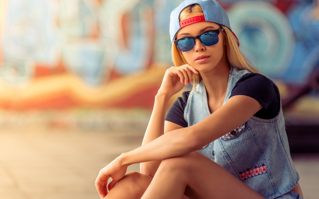 Обои картинки фото девушки, - блондинки,  светловолосые, блондинка, очки, бейсболка