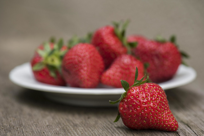 Обои картинки фото еда, клубника,  земляника, ягоды, спелая