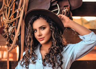 Картинка девушки -+лица +портреты шатенка шляпа рубашка упряжь