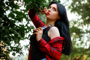 Картинка девушки -+брюнетки +шатенки брюнетка бутылка рубашка ветки