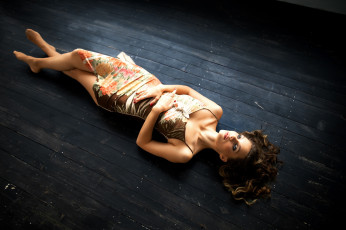 обоя девушка - girl, девушки, - брюнетки,  шатенки, девушка, женщина, шатенка, темноволосая, сексуальная, модель, звезда, позирует, разная, обувь, верхняя, стильная, одежда, нижнее, эротическое, бельё, трусы, лифчик, колготки, чулки, аксессуары, макияж, и, множество, элементов, на, фотографии