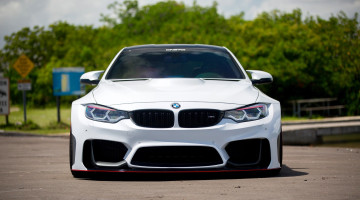 Картинка bmw+m4 автомобили bmw белый площадка деревья