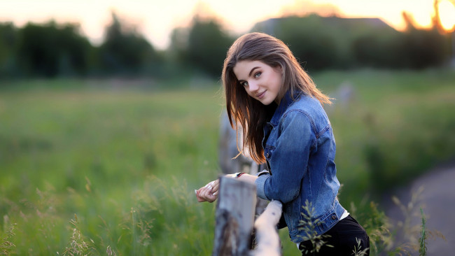 Обои картинки фото девушки, - брюнетки,  шатенки, шатенка, куртка, забор, трава