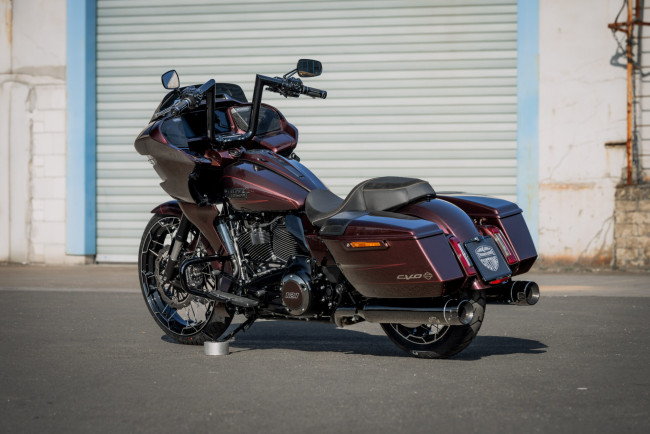 Обои картинки фото мотоциклы, harley-davidson, cvo, road, glide, customized, custombike, red, bullet