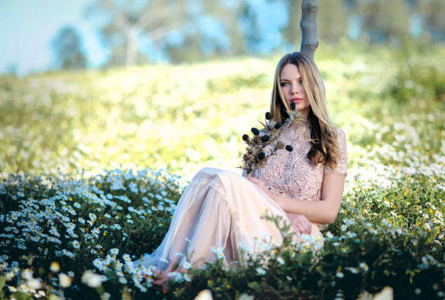 Обои картинки фото девушки, - блондинки,  светловолосые, блондинка, платье, поляна, цветы