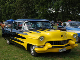 Картинка автомобили выставки уличные фото