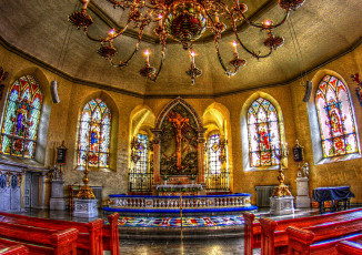 Картинка интерьер убранство роспись храма люстра распятие витражи