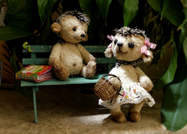 Обои картинки фото разное, игрушки, ёжики, скамейка, книга