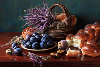 Картинка еда натюрморт вереск корзинка булка сливы персик