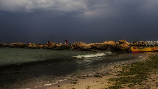 Обои картинки фото beach, природа, побережье, лодка, океан, берег, волна, вечер, фигуры