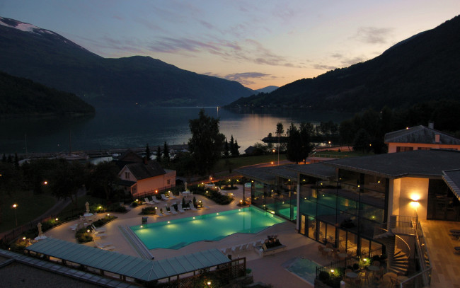 Обои картинки фото норвегия, согн, ог, фьюране, loen, интерьер, бассейны, открытые, площадки, ночь, горы, река, дома